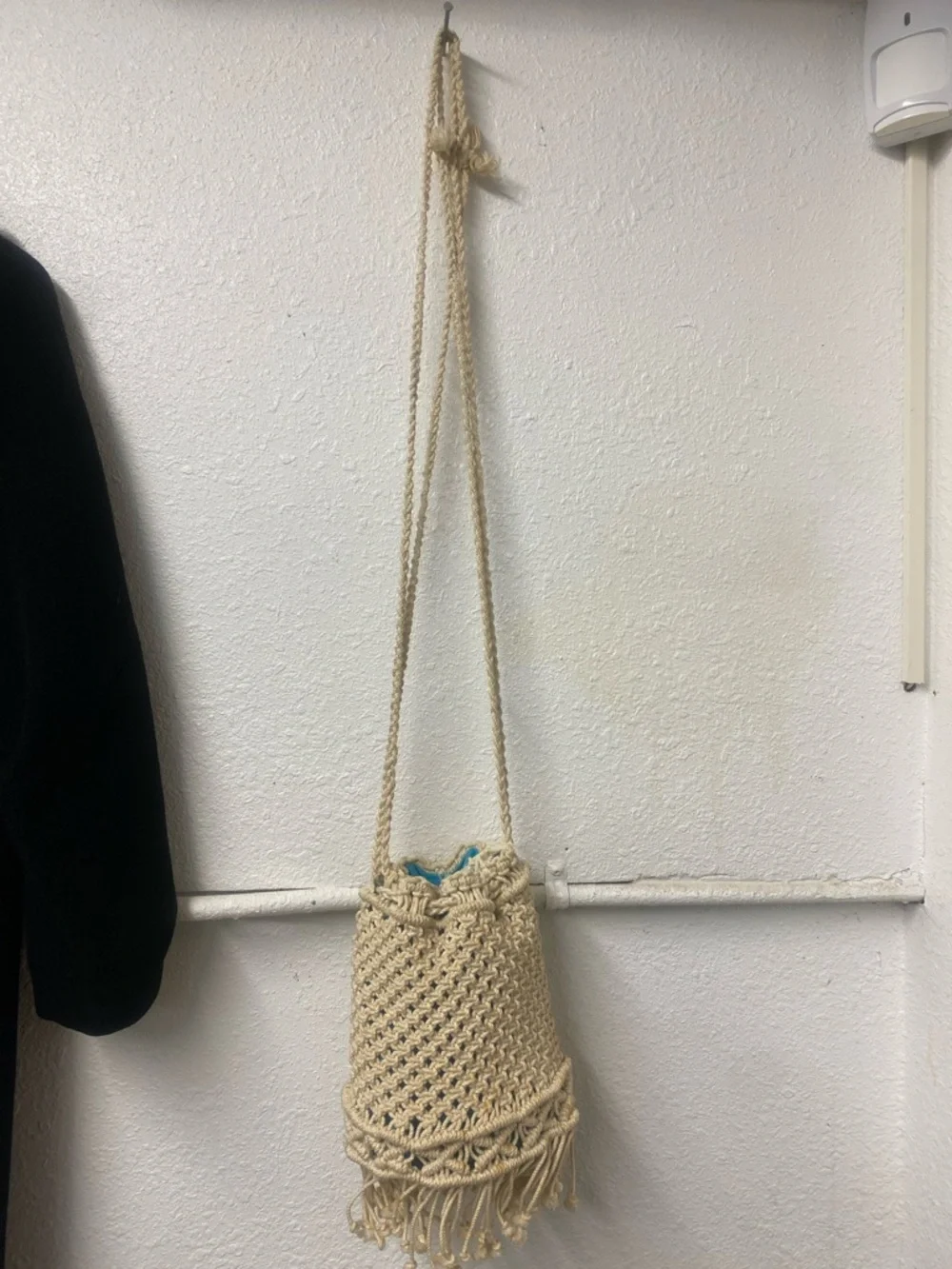 Vintage 70s -Handmade Macramé Fringe Crossbody Bag in Cream, aqua lining